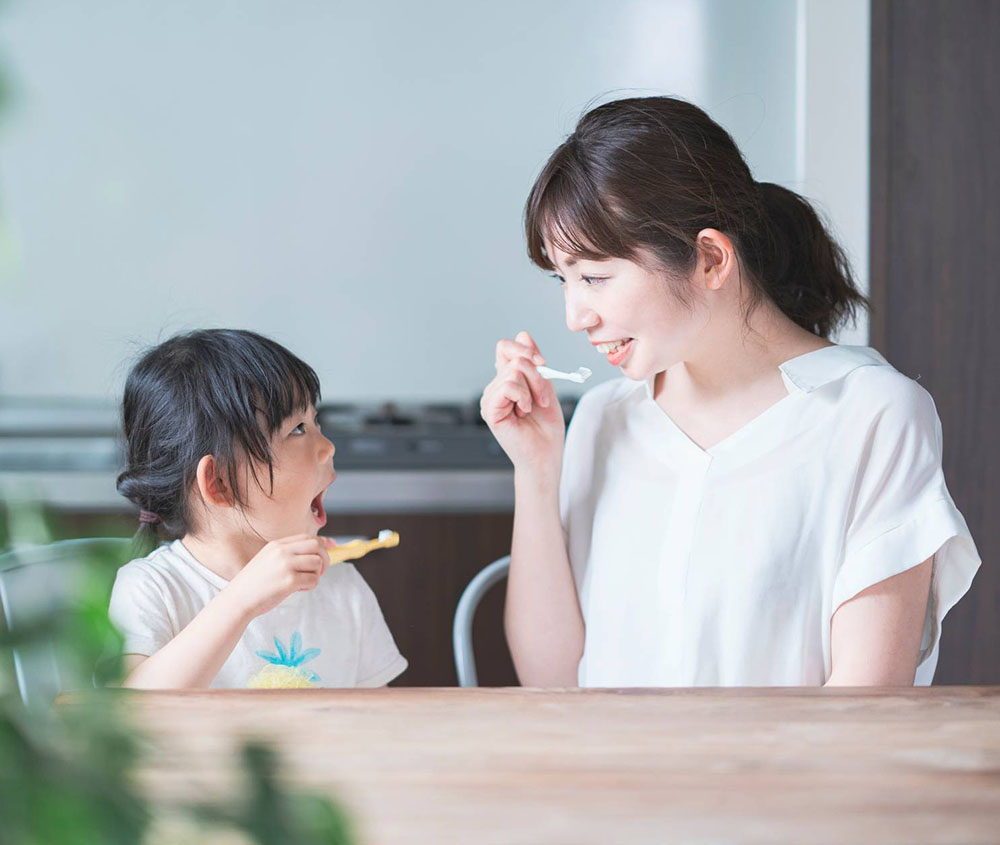 歯磨きをする親子