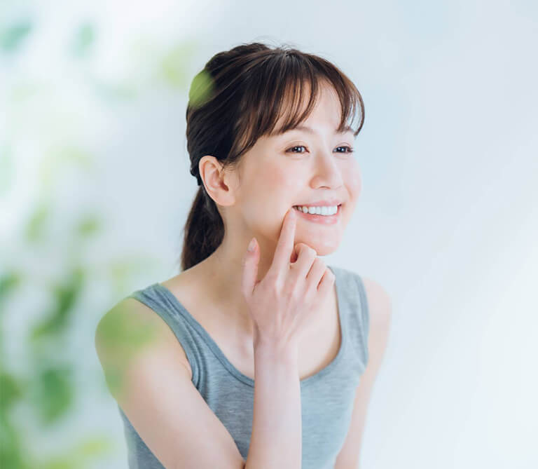 歯並びを確認する女性